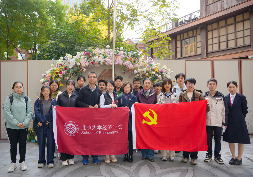 编辑后:图6 调研团于大家保险天津养老社区合影.jpg