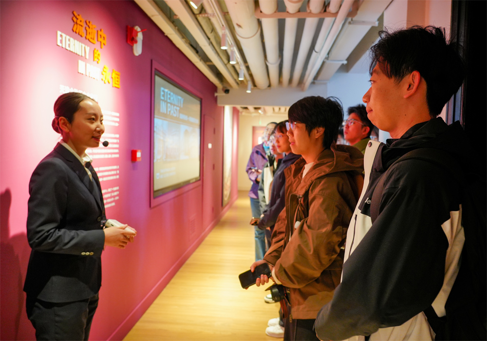 编辑后:图5 调研团参观天津金融历史文化展.jpg